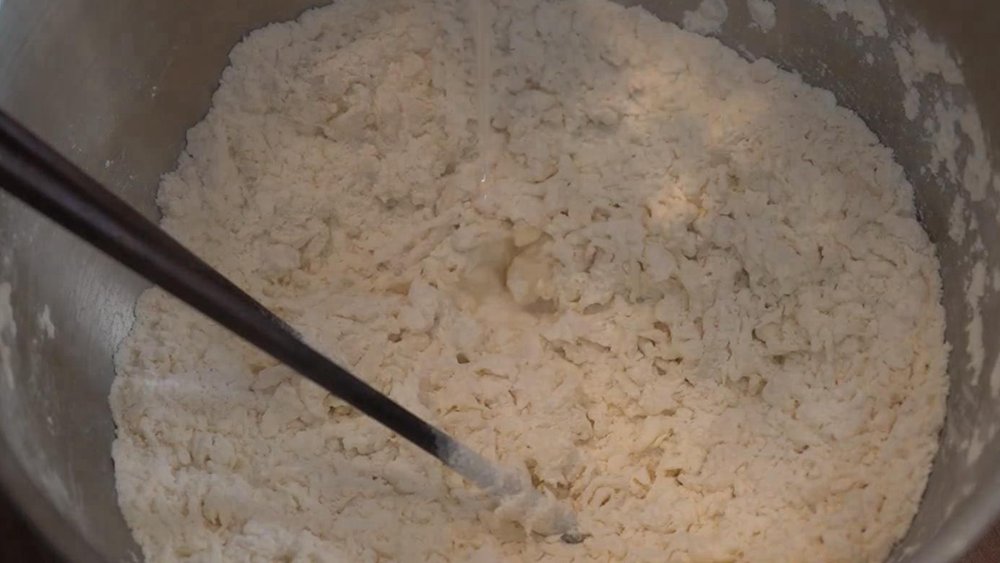 新疆酥皮烤包子,外皮酥脆味道鲜美,咬一口满满都是肉,太攒劲了