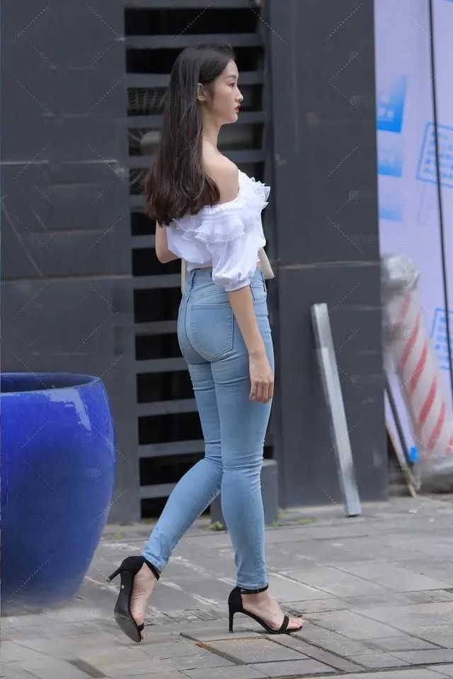 身材 紧身牛仔裤,简约的版型穿出优美的身形,简单大方又美丽休闲