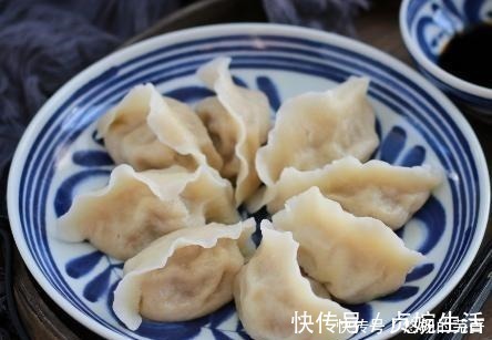 冻饺子|煮冻饺子,用冷水还是热水都错了!教你正确做法,不粘锅不开裂