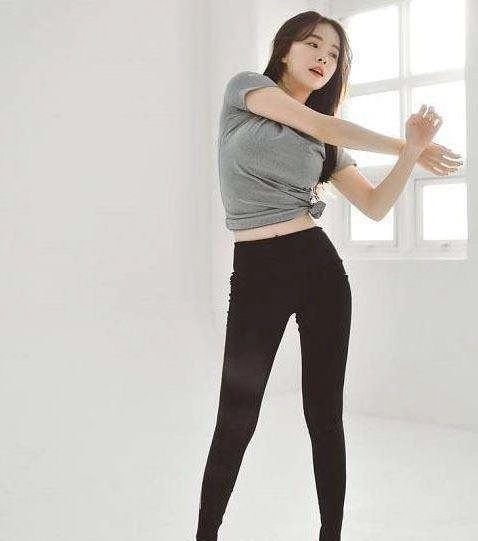 街拍:自信满满的小姐姐,身穿打底裤,显得格外迷人