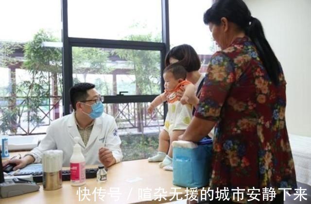 宝宝喝完奶后“很乖”，奶奶却看出不对劲，及时出手救了孩子一命