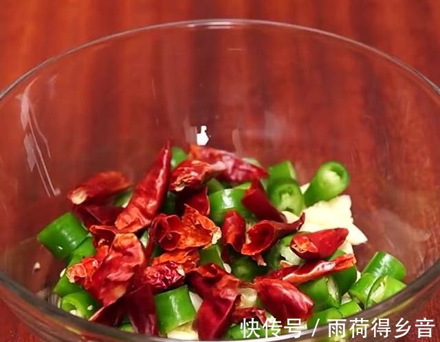 干锅花菜这么做,色泽鲜亮嫩黄,肉汁与花菜相互渗透,香辣又爽口!