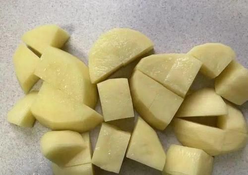 土豆去皮放案板上切成块，鲜香入味，好吃到汤都不剩