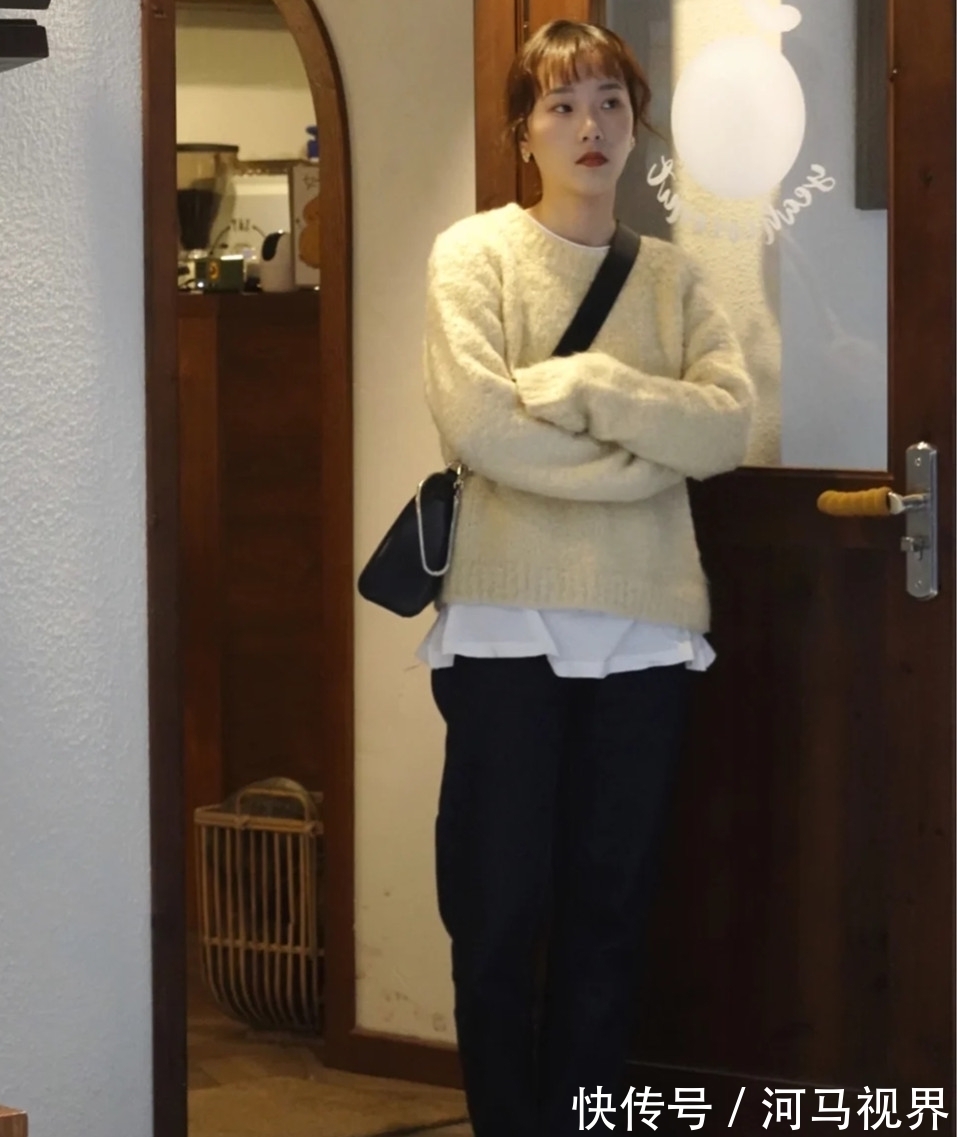 保暖 今年冬季穿毛衣,流行“里面叠一件”,优雅保暖,比单穿时髦多了