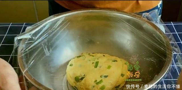 想吃葱油饼干不用买,教你在家做,酥脆咸香,葱香浓郁特解馋!