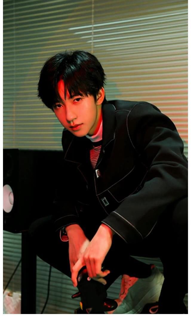 時(shí)代少年團(tuán)賀峻霖曬九宮格，牛仔衣搭配條紋內(nèi)搭，除了帥也說不出其他