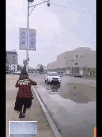 |搞笑GIF：你这真是太忙了，还要拎东西还要打电话还要抓着孩子！