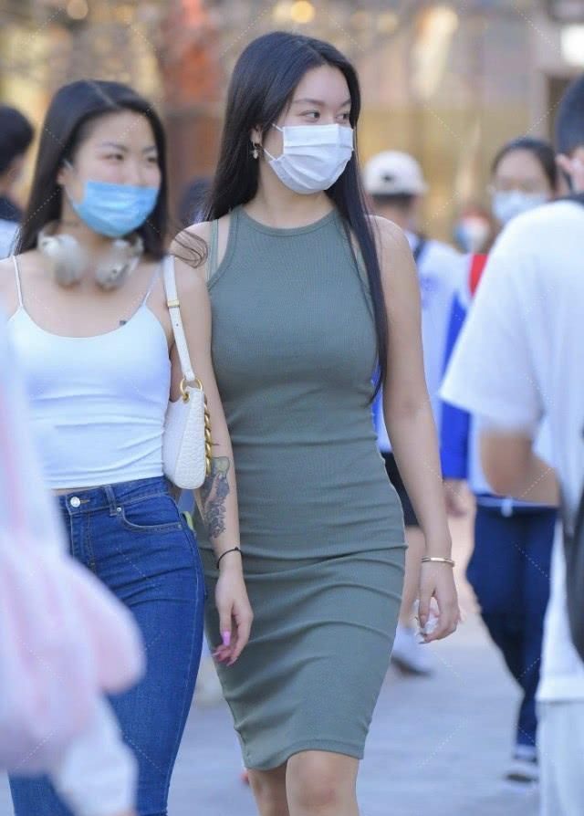 街边达人的穿搭真时尚,灰绿色裹身裙搭配小白鞋,“高级感”十足