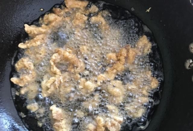 炸酥肉的面糊应该如何调制？学会这个做法，酥肉外酥里嫩不回软