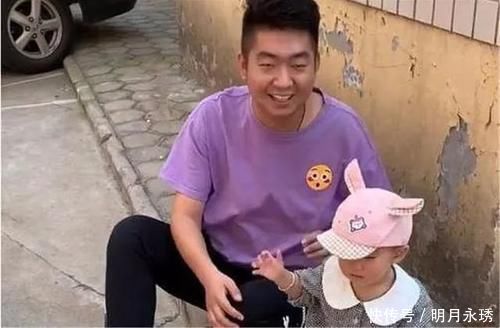 侄女|舅舅带娃火了,为了自己打游戏,直接将宝宝“封印”在墙上