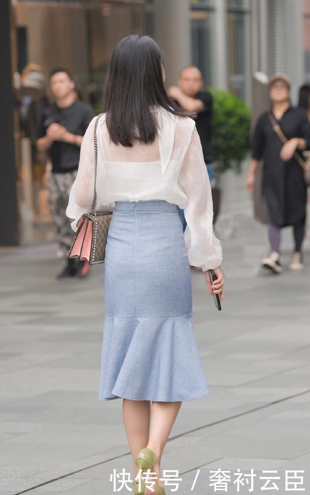 鱼尾裙搭配雪纺衫，轻盈又舒适，让造型青春优雅又靓丽耐看