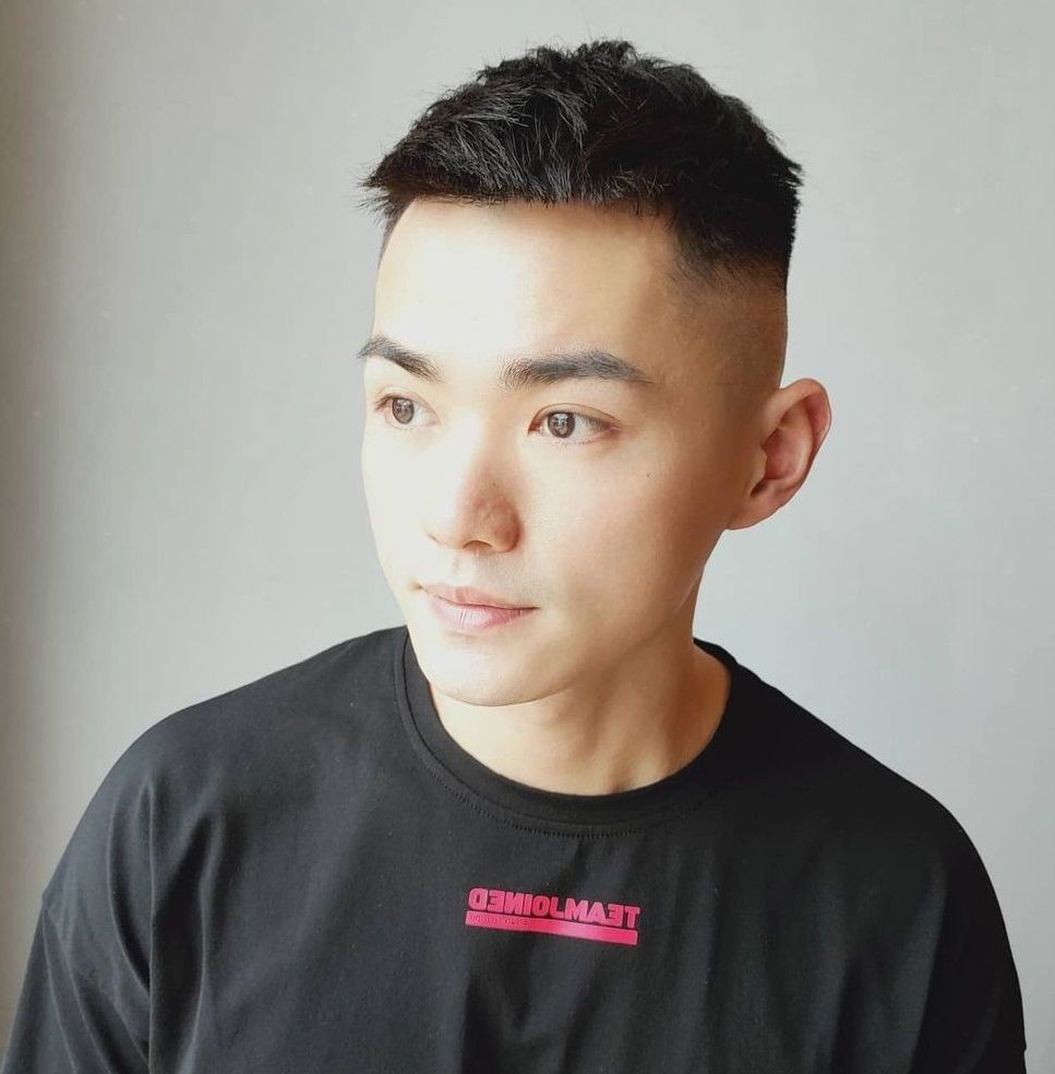 男生留“背头”太油腻了，不如剪这5款清爽发型，干净帅气显精神