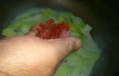 氨基酸|每天吃一小把枸杞,对身体有这么多好处?但血压高的人要注意