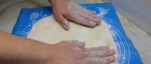 学会|以后面粉就这样做,撒1把葱花,比鸡蛋饼还好吃,学会自己当老板