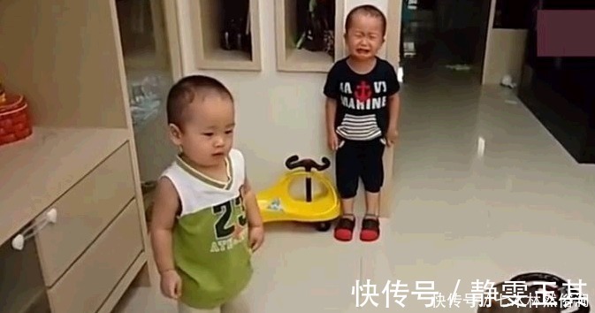 二胎政策|大宝哥哥被罚站,2个双胞胎弟弟的反应,妈妈在卧室看到偷笑