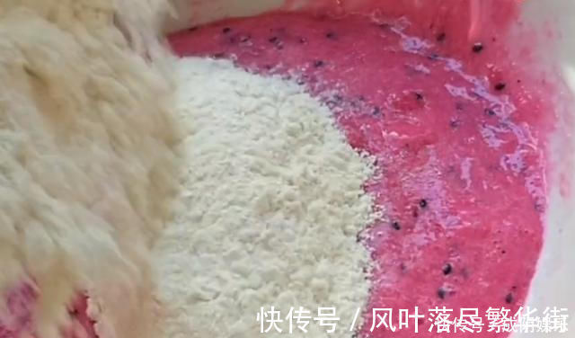 火龙果泥|吃剩的火龙果皮别扔掉,加1碗面粉,不蒸不烙,5分钟做1大锅,香