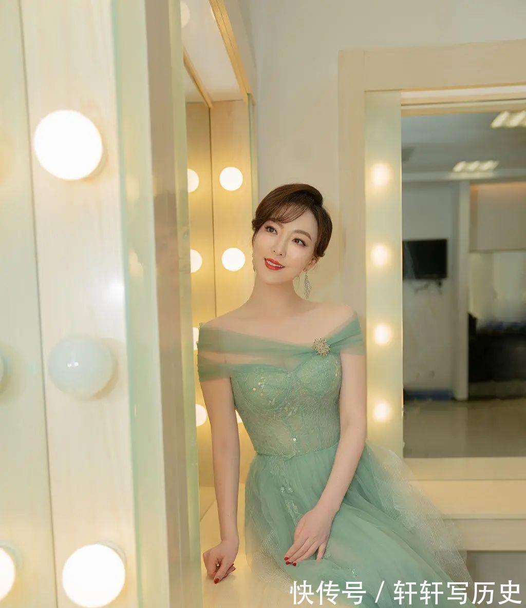 纱裙|不愧是安徽台一姐,余声穿水绿纱裙美如仙女,这水光肌慕了