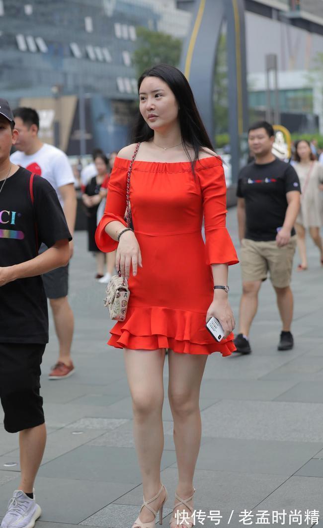 女人味 微胖美女,红色一字领连衣裙搭配高跟凉鞋,光彩夺目很有女人味