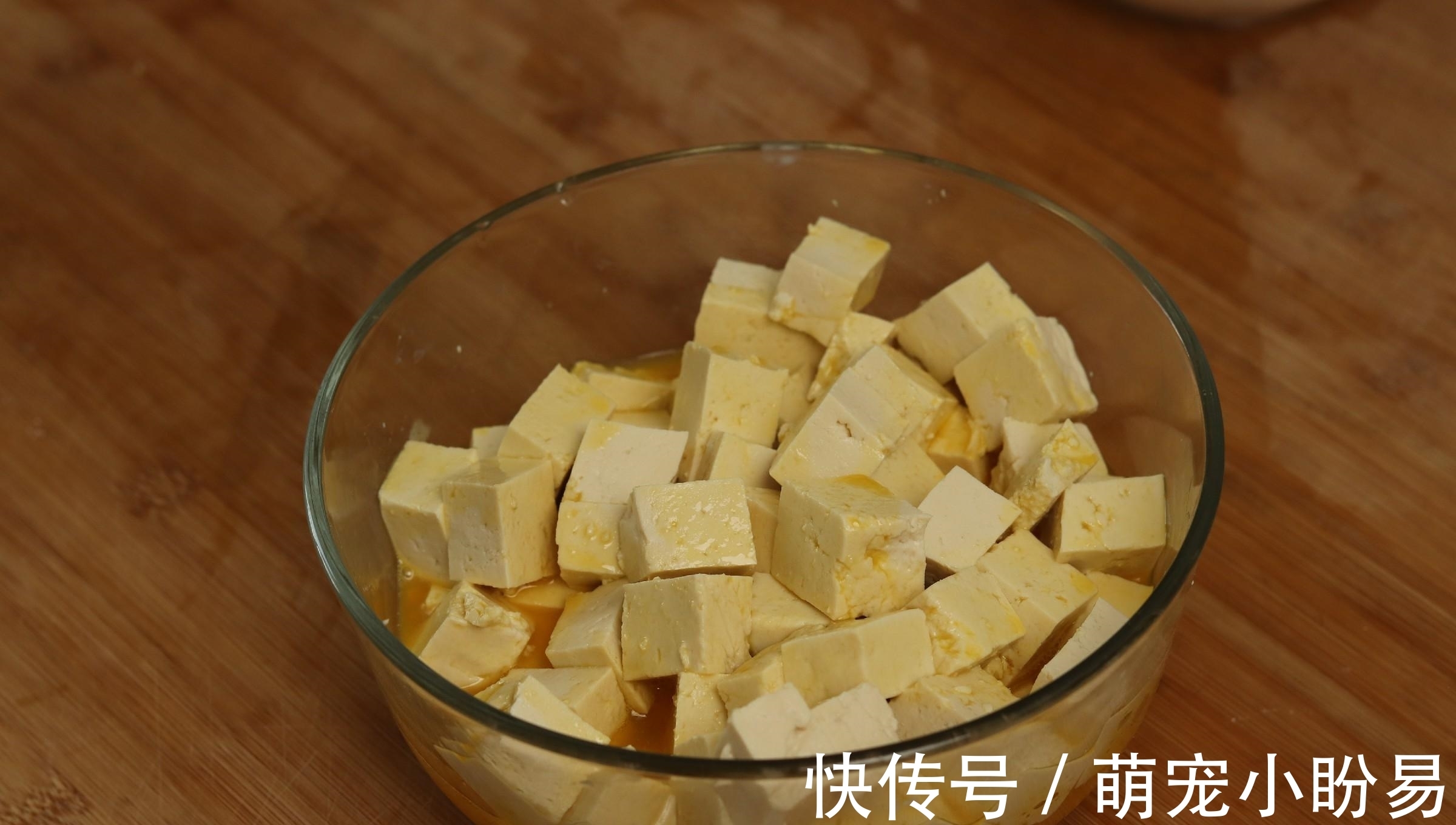 煎豆腐时,切记不要直接下锅煎!多加一步,豆腐不碎不粘锅