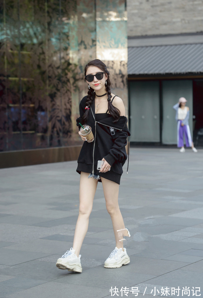 百搭|成都街拍,黑白渐变连衣裙搭配白色运动鞋,简约随意又百搭
