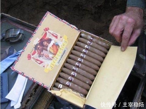 小伙和爷爷给果园松土,挖出一个铁箱子,里面的东西竟完好无损