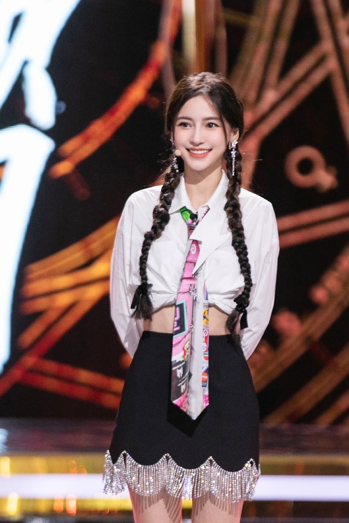 上衣|Angelababy当妈了少女感更强了,娃娃领上衣配小黑裤,俏皮又减龄