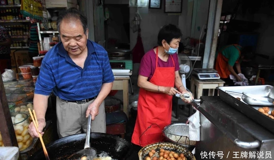 一对古稀老人守着一个小吃摊子,养活四代人,还留住了一条街