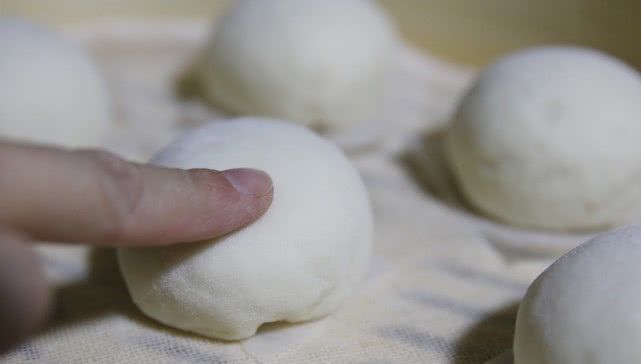 蒸包子馒头时,注意这七点,轻松解决发面回缩问题