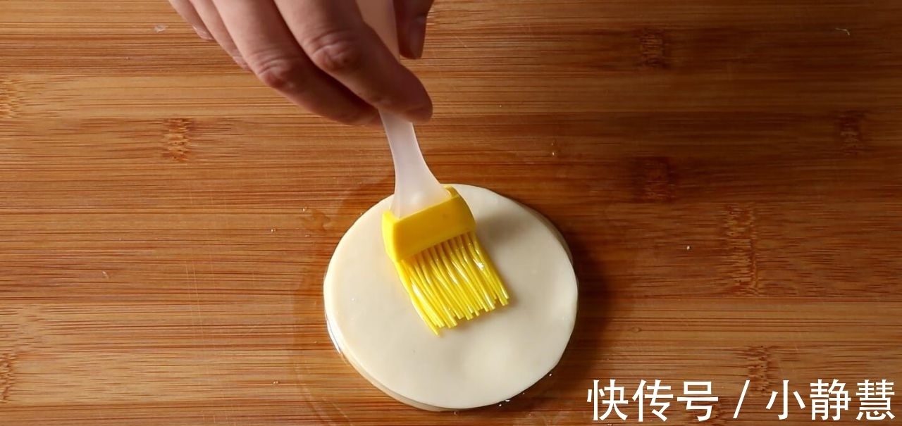 懒人酱香饼|饺子皮别光包饺子吃，教你懒人酱香饼的做法，连揉面都省了