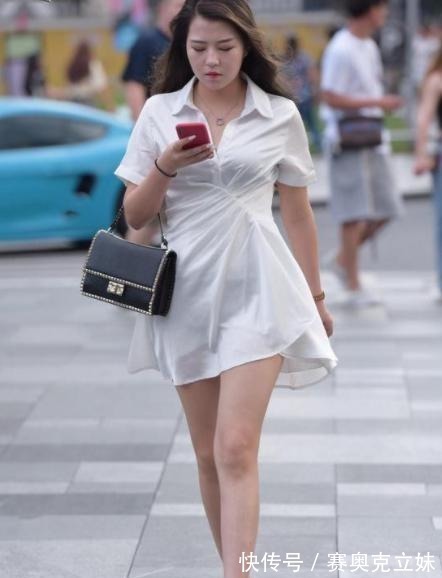 时尚穿搭 时尚穿搭,白色衬衫裙搭方扣小高跟,简约不简单,尽显时尚气质