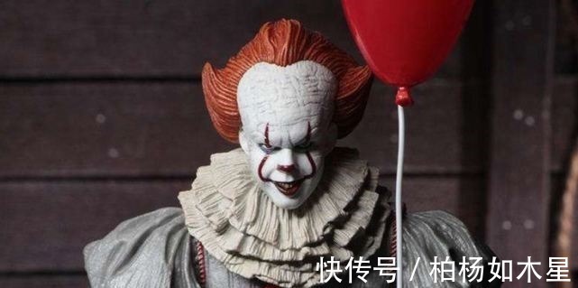 进击的巨人|进击的巨人彩蛋,小丑握着气球混在人群,不愧是要拿放大镜看的动漫