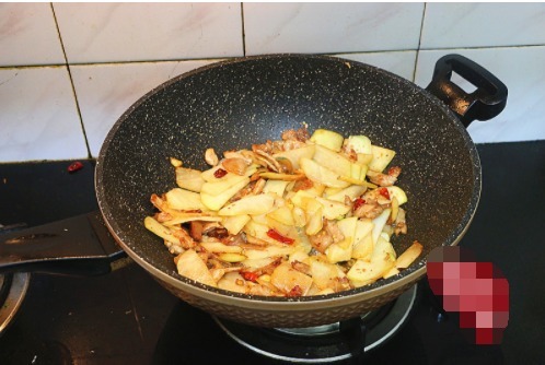 三天两头吵着要吃这菜,一块钱一斤,比肉下饭,都抢着吃