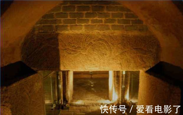 郑成功@矿工炸山,结果炸出古墓,专家挖掘时看到墓志铭,大呼历史!