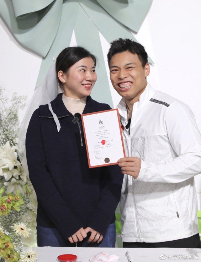 求婚|中国举重迎大喜!3大奥运冠军求婚成功,金鸡独立李发彬表白沉重