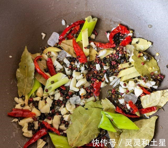 美食天下|十三香麻辣排骨，麻辣入味儿，好吃下饭！