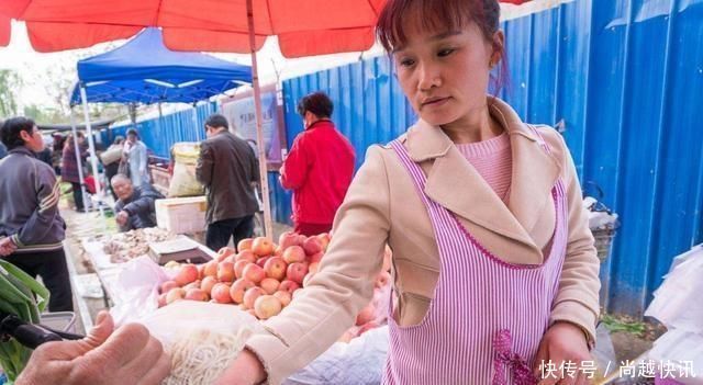 47岁阿姨每天小窍门洗脸,快速分解黑色素,黄褐斑不见了