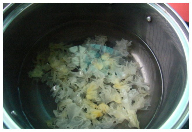 煮银耳羹，先放糖还是后放糖甜品店老板增加这步，胶多汤又浓