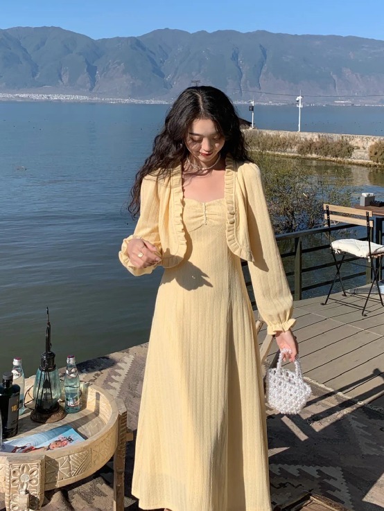 初春的温柔穿搭得这样穿!薄外套+奶油裙,真女人的时髦穿法