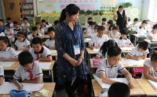 草稿纸|小学生“草稿纸”走红,考试被当成“试卷”上交,网友:完全相反