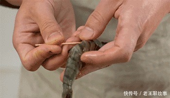 吃虾到底要不要去虾线60岁老渔民告诉你答案，很多人都被误导了