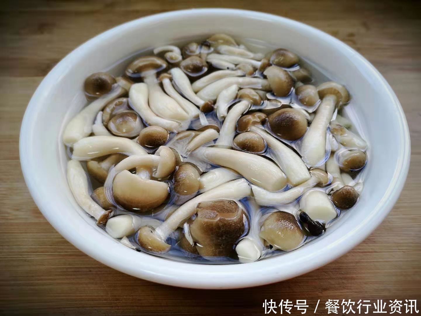 最近特爱这个汤,不放肉也很鲜,十分钟煮好,简单又省事,好喝