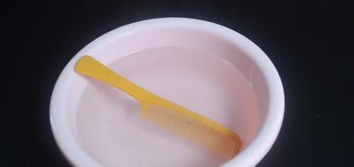 在梳子上涂抹牙膏，作用真厉害，我也是刚知道，快回家试一试