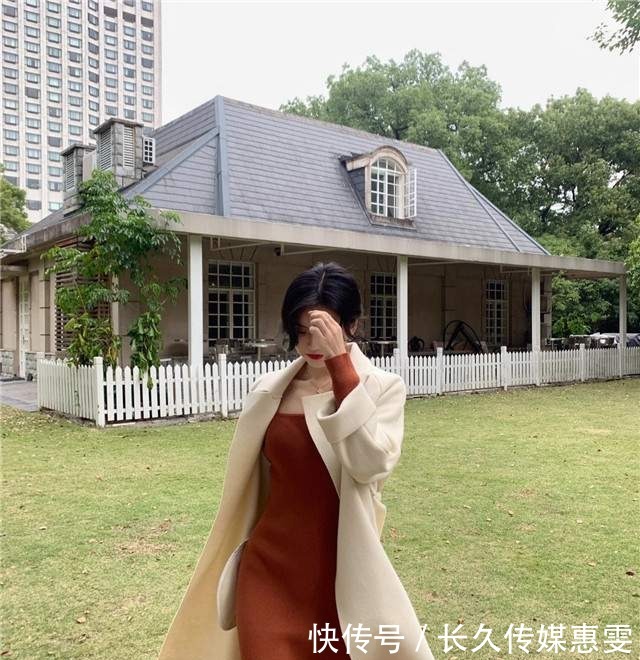 温柔|今年初冬,建议你穿“大衣+4款长裙”,温柔显气质,美得刚刚好