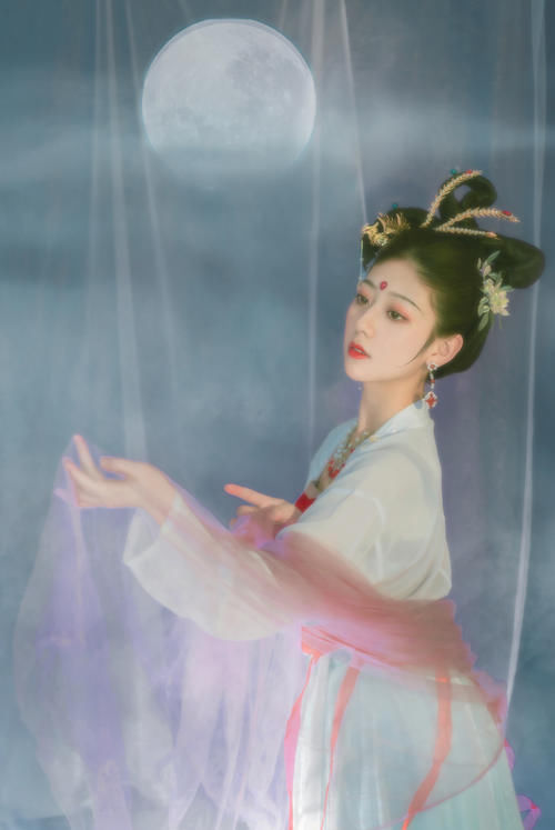  直呼|小姐姐真会玩，模仿《西游记》中的嫦娥仙子，网友直呼：太像了！