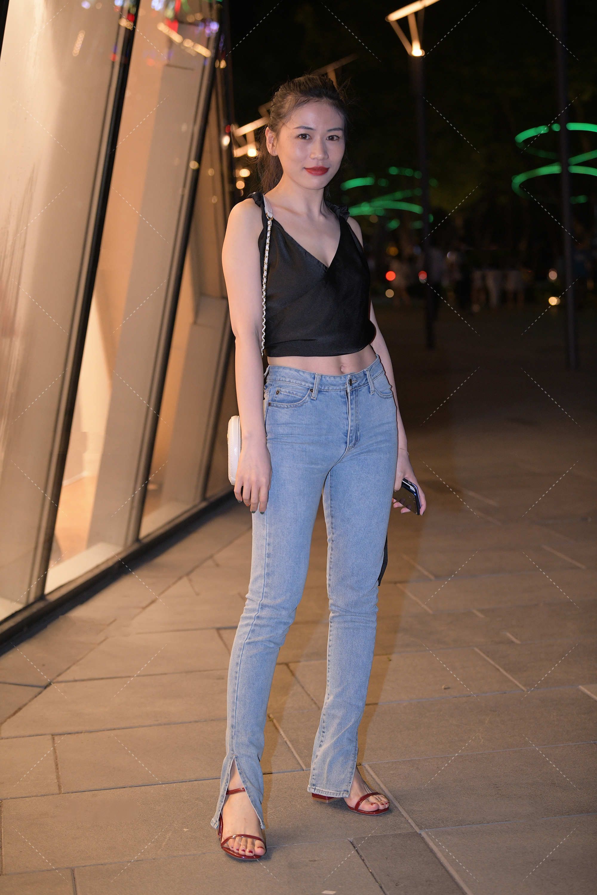 黑色短款背心，搭配牛仔喇叭裤，清新时尚，简单大气