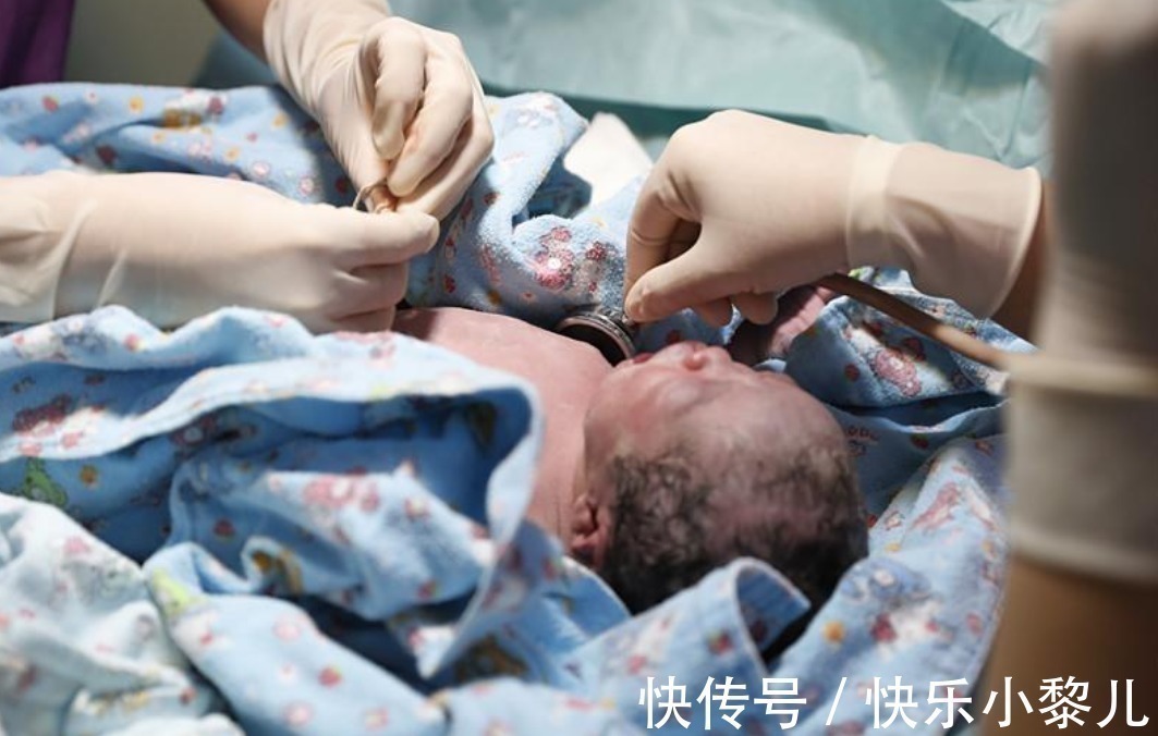文文|产妇刚生完孩子，护士为啥会刻意问“是男是女”？用意不简单