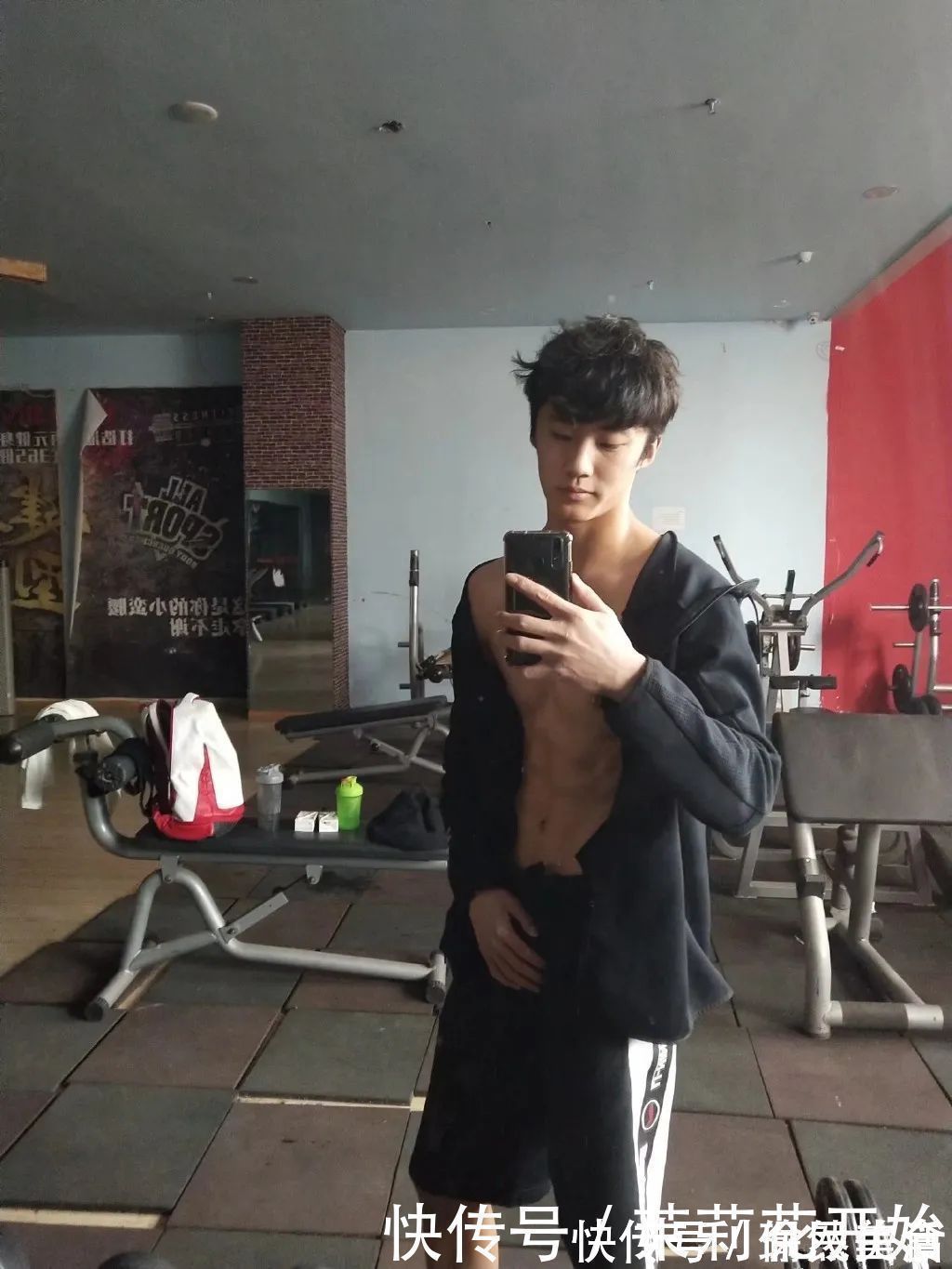 腹肌|190cm大长腿体育生，8块腹肌公狗腰，薄肌小奶狗满满少年感