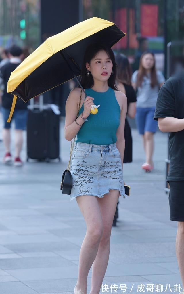 辣妈|秋季,辣妈身着粉红色连衣裙,展现出独特而成熟的魅力