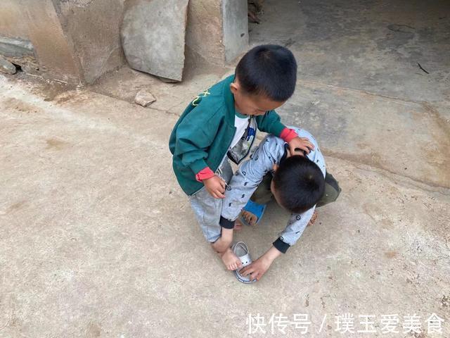 姑父|父亡母走，8岁男孩在姑姑姑父庇佑下长大：他们是我的再生父母