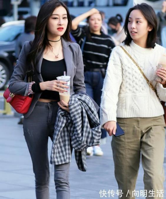 唯美|街拍：美女大T恤搭配短裤，身材娇小可人，唯美大气